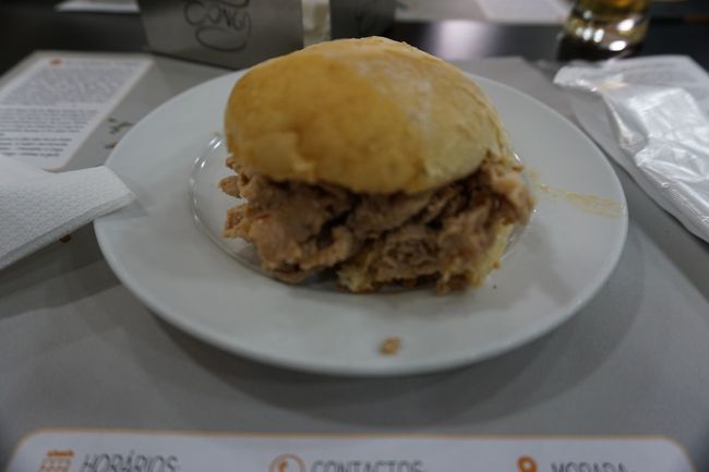 豚肉をピリ辛のソースで煮込んで、それをパンで挟んで食べます。<br />本当に美味しかったです。