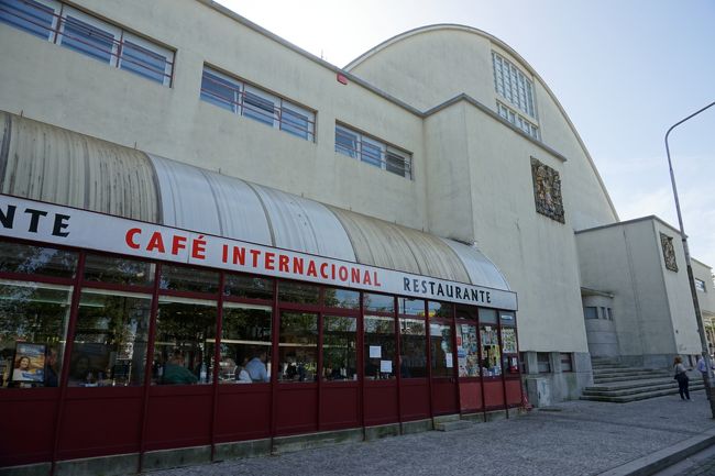 午前中にソアーレス・ドス・レイス国立美術館へ行きましたので、午後は時間潰しにバスに乗ることにしました。リベルダーデ広場からバスに乗り、ドウロ川に沿って西に走り「MERCADO」までの景色が綺麗だという事で、バス乗り場を探しましたがわからずで、先ずはメトロでMERCADOまで行く事にしました。<br />MERCADOの駅前に市場がありました。