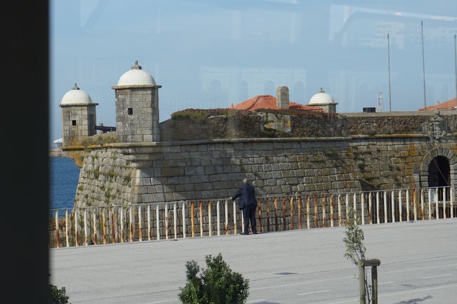 50番のリベルダーデ広場行きのバスに乗り、海沿いの道を走ります。<br />途中で色々な建物が現れるます。<br />これは　PRAIA DO CASTELO DO QUEIJO。海からの敵を撃退する為のお城だったのでは。<br />