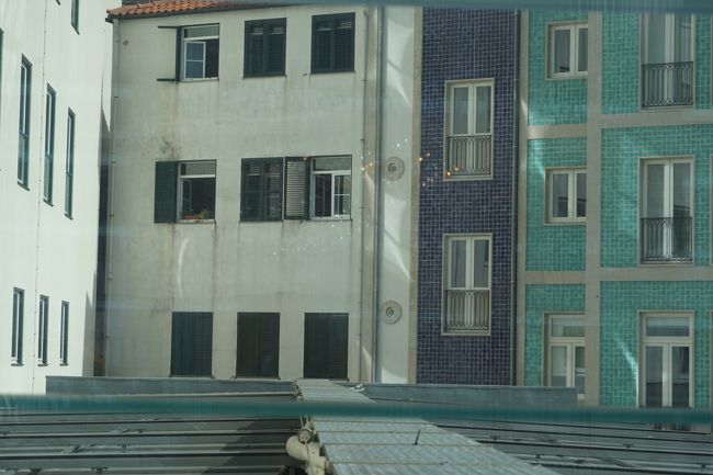 真正面の建物はホテルに隣接する何処かの建物です。私達の部屋は、左端に写ってる窓が並んでいる方にありました。下のこちらから三つ目窓が私達の部屋の窓です。窓からは隣接建物のベランダに山積みされたゴミや廃棄された家具が見え、一気に観光気分が萎えてしまいます。<br />インターコンチの名前が泣いていると思えます。<br />私達の住んでる大阪には、帝国ホテルと名前が付いたホテルが２軒あります。帝国ホテルさんには申し訳ございませんが、このホテルは片一方のホテルと思えば納得できるでしょうか。