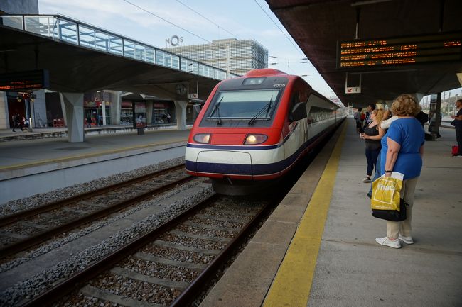 列車が来ました。<br />実は、チケットに表示されている時間を見間違え、COIMBRA-Bを乗り過ごし、次の駅から引き返すし、コインブラ到着駅が大変遅れました。<br />乗り越し発覚から、ほかの乗客の皆様と車掌さんの親切な協力で、無事コインブラに到着できました事を皆様に御礼申し上げます。