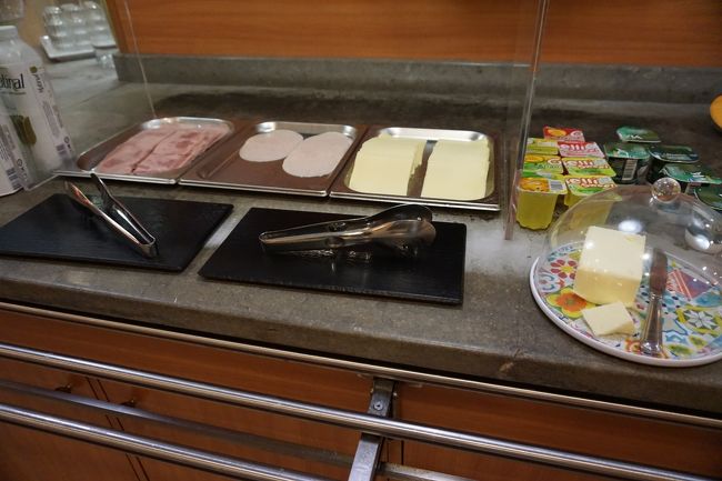 28日の朝、コインブラでは、駅から近いと思い、いつもお世話になっておりますIBIS　HOTELを予約しましたが、駅から結構距離がありました。歩道はガタガタで自動車道の上を利用して荷物を転がしました。<br />朝食です。