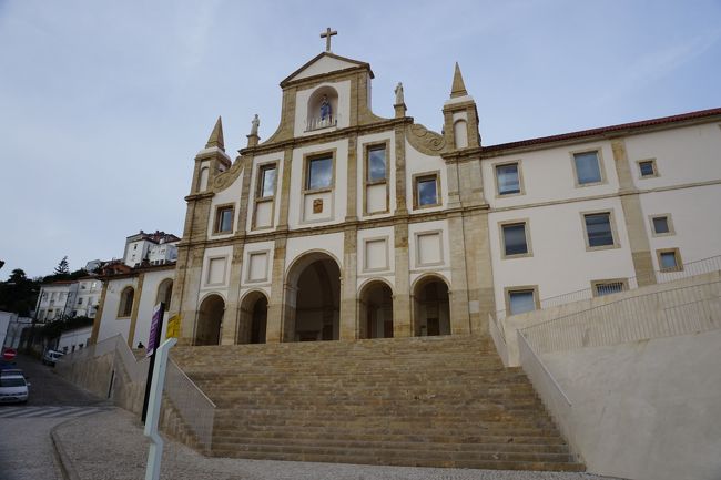 こちらが新サンタ・クララ修道院（Convento de Santa Clara-a-Nova)<br />モンデゴ川の洪水を避ける為、この高い場所に建て替えられました。