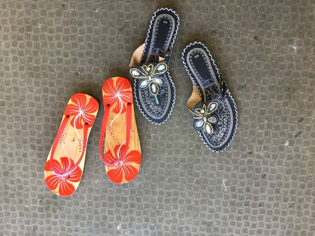 サンダルがかわいくて・・・<br /><br />木のサンダルが素足ではくと気持ちいいんです。<br />これは、好評でした！