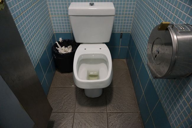 市場のトイレです。便座がありません。