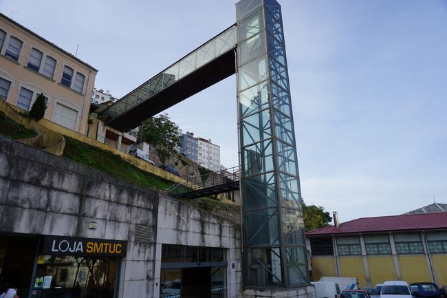 市場の隣のあるエレベーター。これに乗れば坂道を登らなくてコインブラ大学へ行けるようです。
