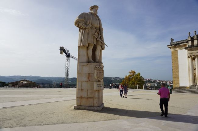 コインブラ大学の創設者、デイニス王の像
