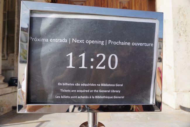 ジョアニア図書館や帽子の間を見るためam11:20まで待ちます。入場券を買えば直ぐに入れると思ってました。早く買えば良かった。