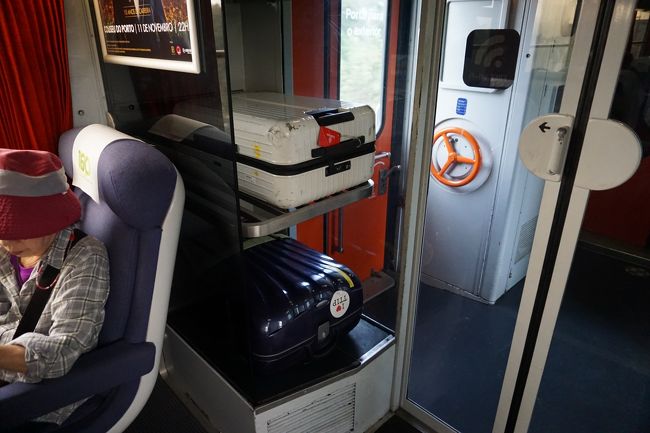 荷物置場もあり。<br />日本の新幹線もこの様な荷物置場を設置すべきでしょね。海外から多くの観光客がくるのですから。まだまだ日本は外国人観光客への配慮が足りません。