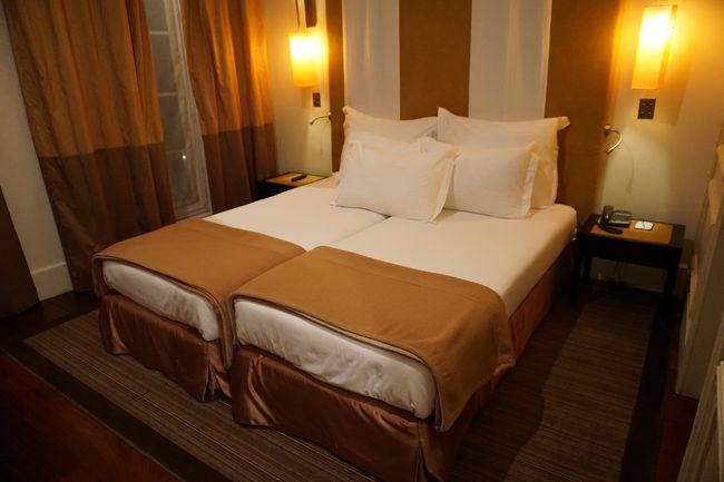 市内観光とシントラ観光に便利な場所と思い、このホテルに宿泊。<br />HOTEL HERITAGE LISBOA.<br />難点は朝食の始まりが遅い事です。しかし、早い時間でもコーヒーやパンなどは準備されてます。急ぐ場合はそれで済ませることが出来ます。コーヒーや紅茶は夜でもカウンターに置かれて自由に頂けます。