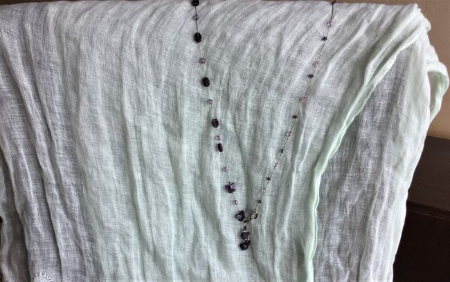 うまく写真がとれてなくて。<br />石が上手に配置されている、とってもかわいいネックレスです。<br />長くも使えるし、二重にもできるように工夫されているんです。