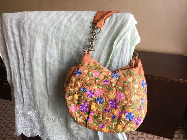 いかにもベトナムチックなバッグ。<br />肩にかけた時の安定感が抜群によくて買いました。