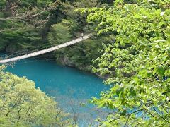 トンネルを抜けて少し歩くと、見えてきました。
エメラルドグリーンの湖面が(*´∇｀*)

雨があがって、晴れてくれて本当に良かったです！