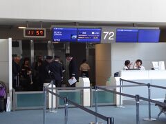 成田空港のBA便の搭乗ゲートです。パイロットなどの乗務員が飛行機に乗り込んでいきます。もうすぐ搭乗手続き開始です。