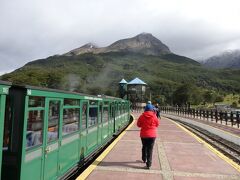 09:20。

朝早くから世界中の観光客が大勢押し寄せて。

西遊旅行社のツアーがいました。

アジア系は，ここでも中国人が目立つ。