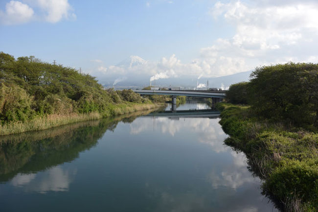 R139滝川に架かる白妙橋の上からです。<br />富士山が見えます。