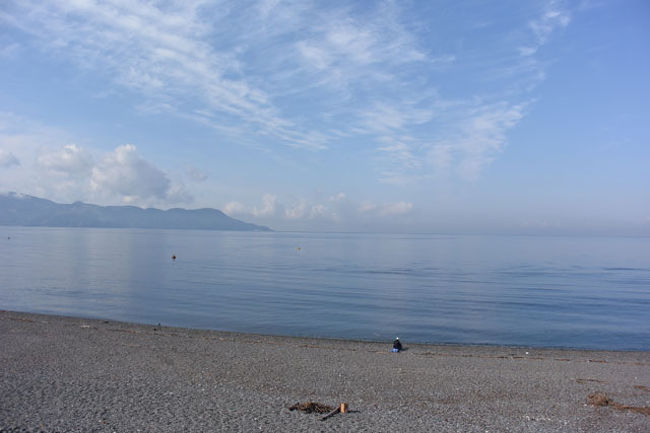 海を見ながら休憩しました。<br /><br />千本浜公園