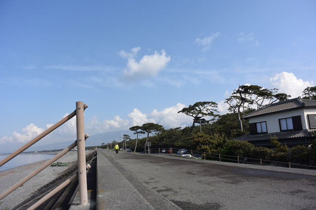 富士山は雲の中で見えません。<br /><br />千本浜公園