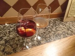 お腹いっぱいとは言いつつ最後の最後に1杯だけ飲んでホテルに戻ります。
訪れた時は地元の方が多くて、サングリアを飲んでいたら周りのおじさんにジェスチャーで（多分）『男がそんなもの飲むなよ』と茶化されました（笑)