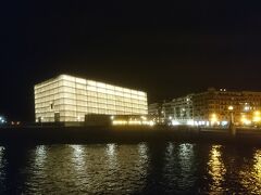 ひと歩きをしながらホテルに戻ります。川の向こう側に見えるきれいに光っている建物はクラサール国際会議場で、映画祭などが開かれるようです。

明日は8日間滞在したスペインを離れます、もっといたい！