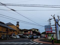 信楽の街に到着。
陶器まつりに向かう車は渋滞していましたが、30分くらい待てば駐車場に辿り着きました。
駐車場はどこも無料です。