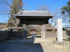 まだ時間があるので、もう少し散策したいと思います。

長勝寺（長勝禅寺）に着きました。門を潜ると参道の両脇には桜の木があり、満開時は桜のトンネルで綺麗なことでしょう。

