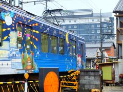 伊賀上野に着くと、町の真ん中に踏切が現れました。おまけにタイミング良く遮断機が降りてくるではないですか。予期せぬ電車の出現に思わずボルテージが上がり、そこへやってきたのはかつての東横線？
