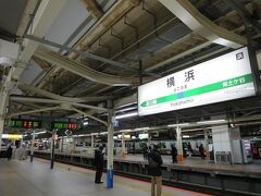 横浜駅からは横須賀線に乗り千葉方面へ向かいます。

東海道本線に比べホームは空いています。