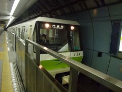 久しぶりの長堀鶴見緑地線です。
門真南行きに乗車！
車両は御堂筋線や谷町線などのような大きくなく小さいサイズなので混雑するとキツイです…(´Д｀)
しかも車掌が乗務しておらず、運転士がドアの開閉と安全確認をするので都市部なのに地方のローカル線のようなワンマン運転なのです!?