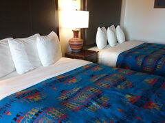 途中、お昼ご飯を、中華ビュッフェレストランで食べて、モニュメントバレーを目指しました。

中華は、確かにこのアメリカの田舎ではとてもありがたかったのですが、
あまり食べたいと思うものが見つけられなくて、、、。
安かったので納得できましたが（一人10ドルくらい）、
もうちょっとほかにあるといいな、と思いました。

16時ごろ。

いよいよモニュメントバレー、
ビューホテル到着です！！

写真はホテルの部屋の中。

ツインのフロントと同じ階でした。
フロントの近くにリクエストをいれていたのもあるのでしょうが、
近くて、移動は助かりました。
横に長いホテルなので、
疲れていたり、高齢者がいるかたには、そのほうがいいと思います。

