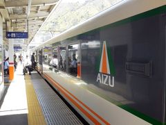 鬼怒川温泉駅で、会津鉄道「会津マウントエクスプレス」会津若松行が接続。これに乗車して南会津を目指す。
ディーゼルカー2両編成の車内は、東武特急からの乗り換え客で、立客も結構出ていた。