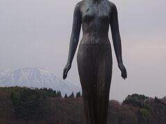 シオンの像（後ろは岩手山と御所湖）