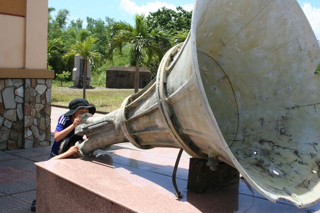 こんなデカいスピーカーが両川岸にあって、ヘイストスピーチ合戦をしていたそうな。