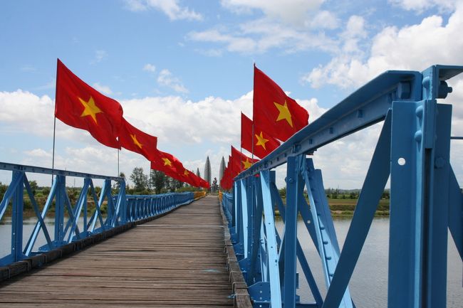 ベン・ハイ川には現在、車が往来している鉄筋の橋の横に、当時の木造の橋が架かっている。