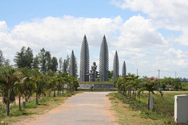 ある日、父親が隣町まで買い物に出かけた際、ベトナムがベン・ハイ川を堺に南北に分かれることになり、<br />河を渡って自宅に戻る事ができなくなった父親は家族と離れ離れになってしまったそうだ。<br />奥に見える像は、彼を待つ母子の姿。