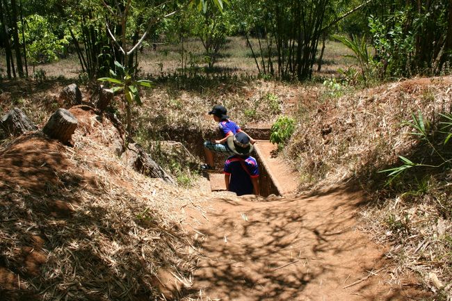 ここから、アジアンＨＷをはなれて、海側にあるヴィンモック・トンネルへ。<br /><br />まず、ベトナム戦争およびトンネルに関する映像資料を観る。<br />もちろん英語なので、子供たちはすぐに飽きるｗ<br />大人も殆どわからないけれど、理解できたところだけ、子供に説明。<br /><br />司馬遼太郎の長編時代小説をＴｗｅｅｔしたくらいの簡略化と思って下さいｗ<br /><br />鑑賞後、トンネル見学。