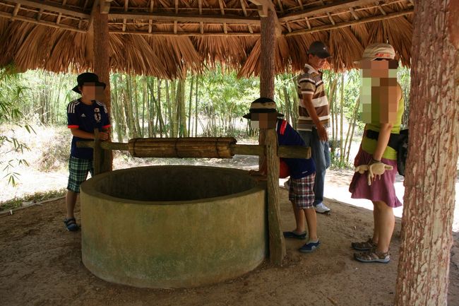 掘り下げていく過程に出る土砂を外に排出する為の井戸。<br />本当に手作業だったんだな。