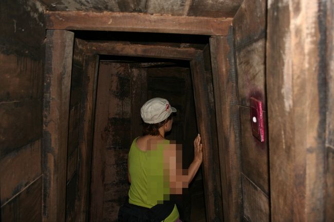 深いし、狭い。<br /><br />トンネルは３層あり、一番深いところは６メートル。<br />人力のみで掘り下げたそうな。