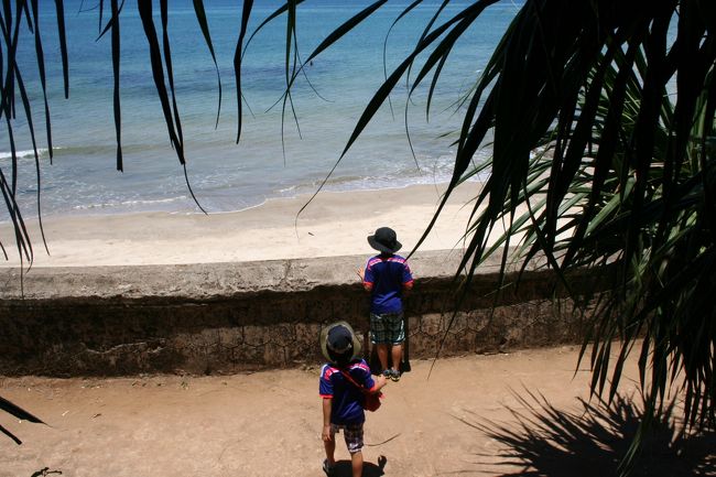 トンネルを進むと海に出る。<br /><br />ここから船で、この沖合にある島に渡れる。<br />（最初に地図で確認した島ね。）<br /><br />海からの物資の輸送ポイントであり、<br />また、銃や食料等を蓄えており、トンネルが陥落した際は、その島を基地にするように想定されていたらしい。<br /><br />ここの海が今回の旅で見た海の中で一番きれいだったかも。