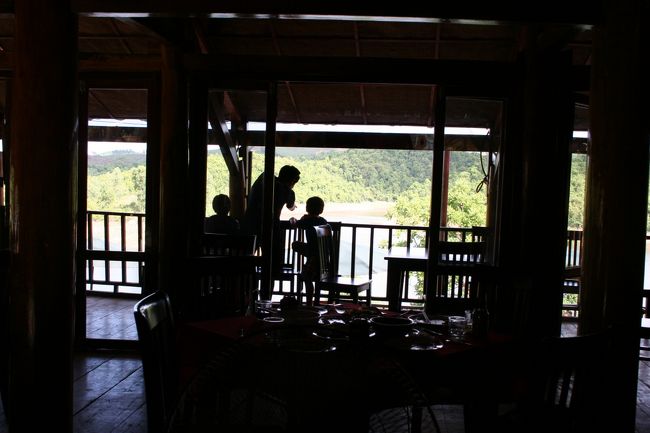 目の前には小さな湖があって、湖面を渡ってきた風が吹き込んで気持ちが良かった。