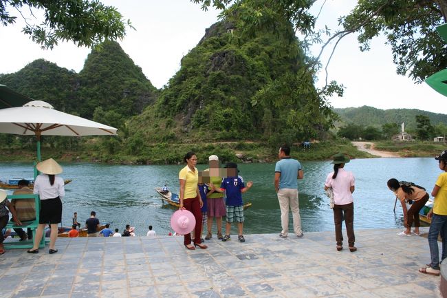 食後、３０分ぐらいのドライブで本日最後の観光地に到着。<br />フォンニャ洞窟だ。<br /><br />アジアの河の船着場って、どこも似た感じだな。<br />ここから船で洞窟を目指す。