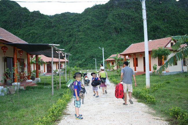 観光後は本日のお宿があるＣｈａｙ Ｌａｐ村へ。<br /><br />「Ｔｒａｄｉｔｉｏｎａｌ　Ｗｏｏｄｅｎ　Ｈｏｕｓｅ」に泊るのだ。<br /><br />船着き場から３０分ぐらいドライブしたのだけれど、着いてみたら先程船から見えた教会のエリアだった。<br />対岸に渡るのに橋がないから大回りしなくちゃいけないだけだったのね。<br /><br />もっとワイルドなところを想像していたのだけれど、<br />綺麗に整備された村の一角の広い庭にコテージが並んでいる宿だった。