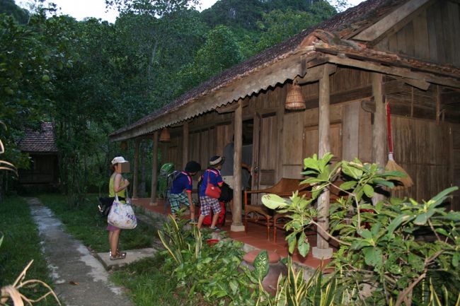 ・・・・・・・・・・・と思ったら、スタッフが案内してくれたのは、その庭の横にある木が生い茂った一角。<br /><br />そこに伝統的な建物が数棟あって、そこが今夜の宿だった。<br />日本の古民家とそんなに変わらないね。