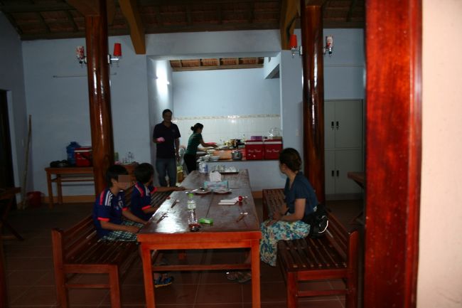 夕飯は近代的な母屋にある食堂で。<br />ちゃんと冷えているビールもあったよん♪