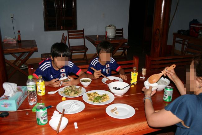 メニューは、鶏肉の炒め物、鶏肉のスープ、オムレツで全てにパクチーが入っていた。<br />パクチーＬｏｖｅｒの私は嬉しかったけれど、苦手としている息子Ｂはパクチーはじきに時間がかかってあまり食べれいなかった様子。<br />茹でビーナッツばかりをつまんでいた。