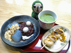 注文したのはみたらし・わらび餅・白玉あんの贅沢なあぜくらやセット。
すると気力も体力も回復してきました。
あんこと餅は偉大。