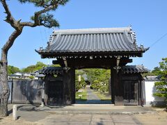 10分程歩くと、報恩寺さんへ着きます。
日蓮宗の、由緒寺院で本山になります。
御住職は、東京のお寺さんと兼務です。
29日に、東京でお会いしたのが、ここでも
お会いしました。

「昨日、東京であったなあ。」が挨拶に
なってしまいました。
同じ所から同じ所へ移動していたんですねえ。
御首題、頂きました。
