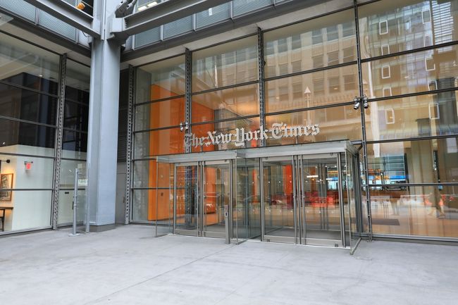 朝はデリに行こうかとブラブラと。ニューヨークタイムズ社がありました。