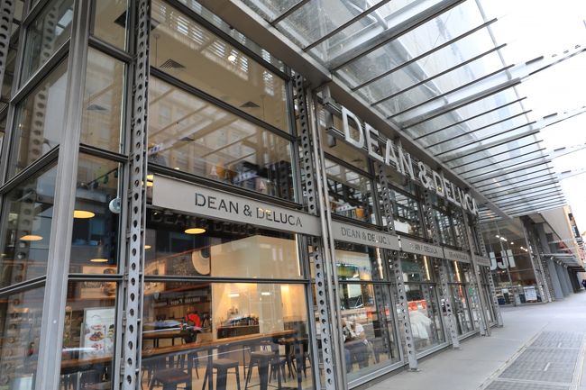 ４２ｓｔＰＡＢＴ駅対面のＮＹＴｉｍｅｓのビル１Ｆのデリ。おとといから気になってはいました。ＮＹでは結構見かけましたが日本にもあるようですね。全く知りませんでした。