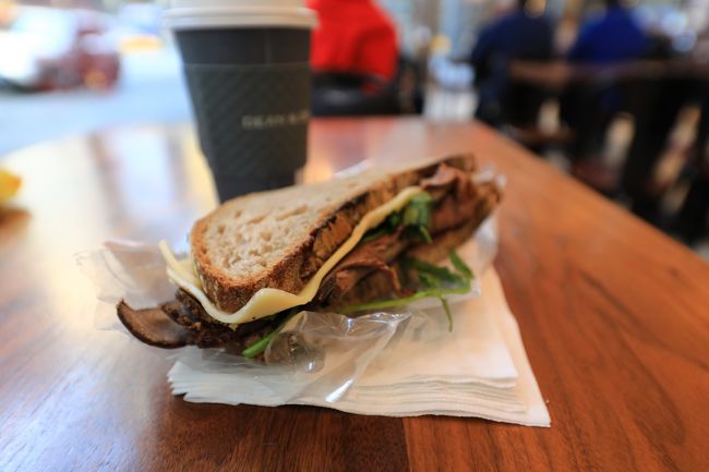 パストラミサンドで軽く朝食。やっぱりちょっと高いですねー。まぁ、ホテルで食べると５０ドルはかかりますので、それよりは...